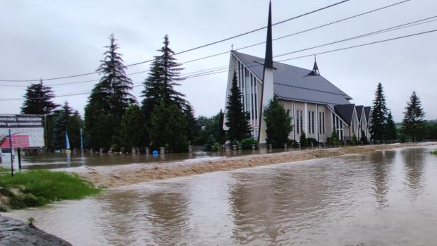 V obci Łapanów pak evakuovali celkem 48 lidi, protože voda zaplavila asi třetinu vesnice.