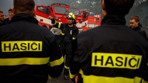 Je potřeba hlídat i skrytá ohniska, která hasiči objevují díky dronům s termovizí