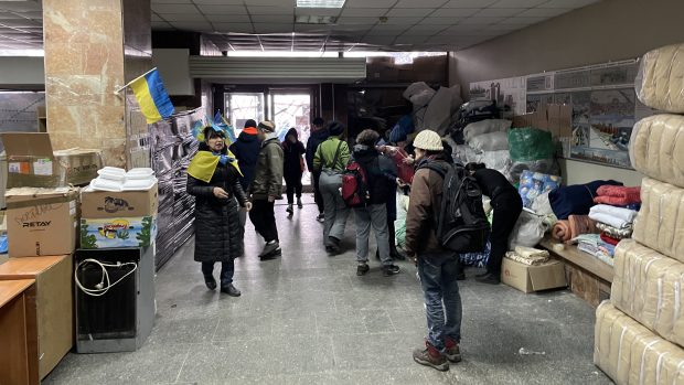 Liljana koordinuje, kam mají lidé dávat dodávky materiální pomoci