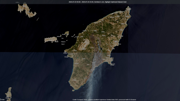 Požár na řeckém ostrově Rhodos při pohledu z družice Sentinel 2