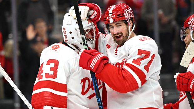 Dylan Larkin slaví výhru nad Buffalo Sabres s brankářem Petrem Mrázkem