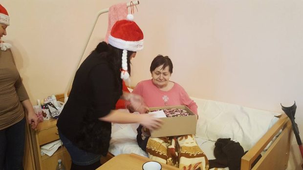 Projekt Ježíškova vnoučata. Předávání dárků seniorům v roce 2016