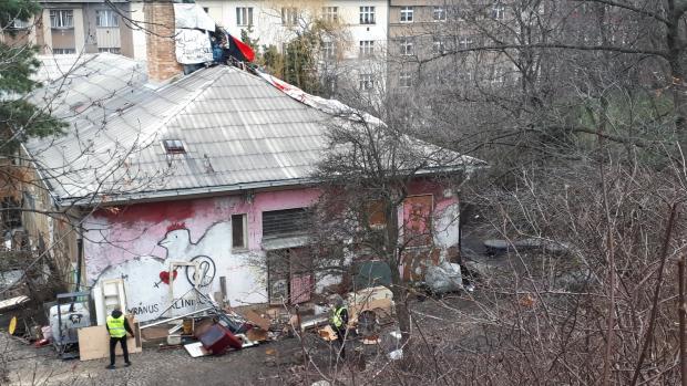 Skupina aktivistů stále zůstává na střeše budovy centra Klinika