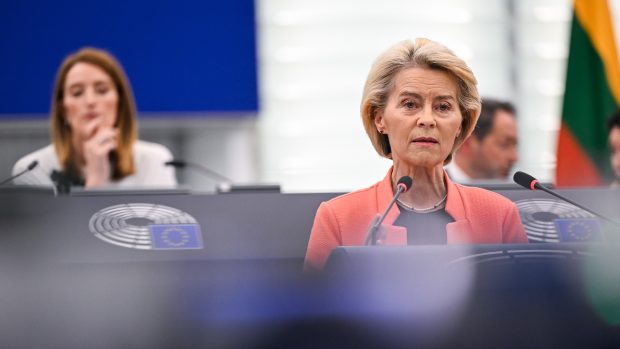 Ursula von der Leyenová v europarlamentu při hájení své funkce před hlasováním o nedůvěře (7. července 2025)