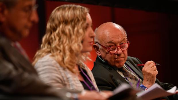 Sir John Tusa a ředitelka Reportérů bez hranic Rebecca Vincentová na konferenci Truth &amp; Power.