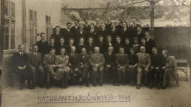 Fotka maturantů, Václav Lhotecký je ve druhé řadě shora, první zprava