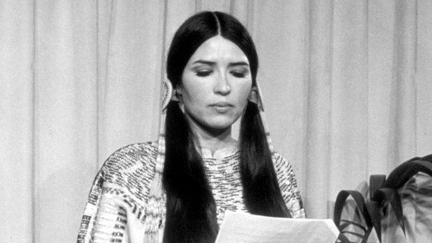 Aktivistka a herečka Marie Louise Cruzová, známá jako Sacheen Littlefeather, v roce 1973 v přímém televizním přenosu odmítla Oscara, kterého získal Marlon Brando za Kmotra