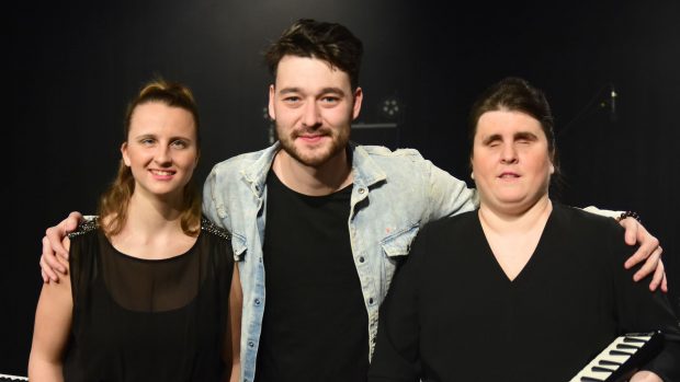 Zpěvák Patrik Stoupa nalevo s Ráchel Skleničkovou. V neděli 18. dubna odehrají benefiční koncert pro Světlušku