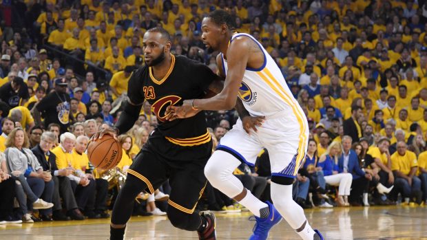 LeBron James z týmu Cleveland Cavaliers a Kevin Durant z týmu Golden State Warriors