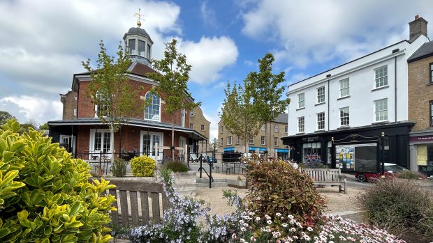 V Poundbury žije asi pět tisíc lidí