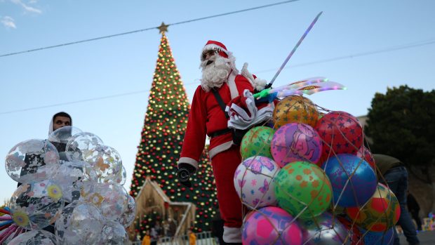 Po třech letech začínají v Betlémě tradiční vánoční oslavy. V minulých letech je palestinské úřady a církevní autority zrušily. Zdůvodnily to solidaritou s trpícími Palestinci v Pásmu Gazy