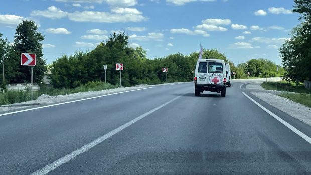 Cestou není vidět tolik vojenských kolon jako při té poslední cestě, ale v protisměru míjím rychle jedoucí vojenské i civilní sanitky a auta Mezinárodního červeného kříže