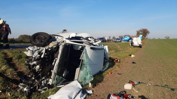 U Budiměřic na Nymbursku došlo ke střetu sanitního vozu, osobního automobilu a dodávky.