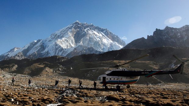 Nepálské aerolinky pozastavily provoz vrtulníků v oblasti Khumbu, kde se nachází hora Mount Everest