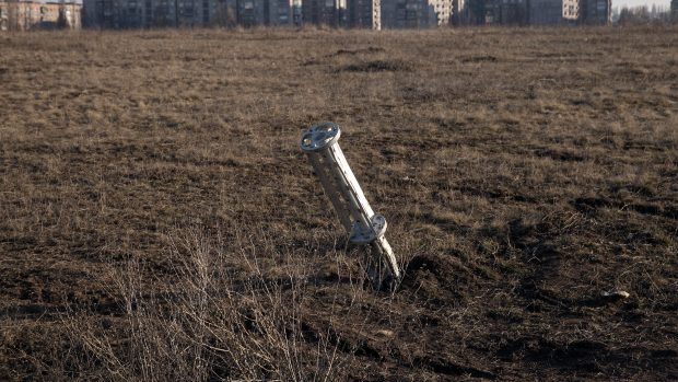 Vyprázdněný kontejner s kazetovou municí uvízl v zemi u obytných domů (archivní foto)