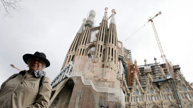 Americká turistka pózuje před katedrálou Sagrada Familia v Barceloně