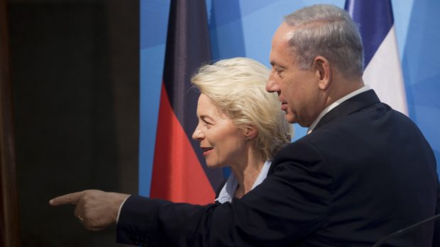 Nyní předsedkyně Evropské komise Ursula von der Leyenová a izraelský premiér Benjamin Netanjahu při setkání v Jeruzalémě v roce 2015 (ilustrační foto)