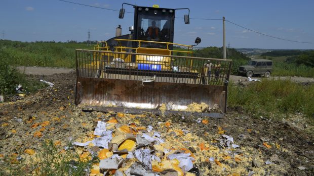 K likvidaci zakázaného zboží Rusko používá buldozery, které potraviny rozdrtí a zahrnou hlínou.