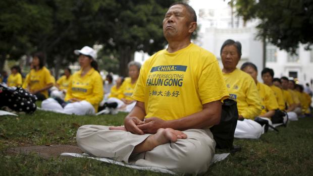 Lidé praktikují meditaci Falun Gong