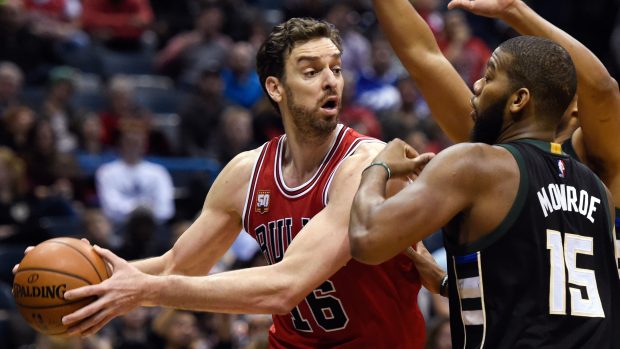 Pau Gasol (vlevo) ještě v dresu Chicaga