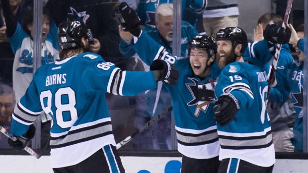 Tomáš Hertl slaví s Brentem Burnsem slaví vítězný gól San Jose