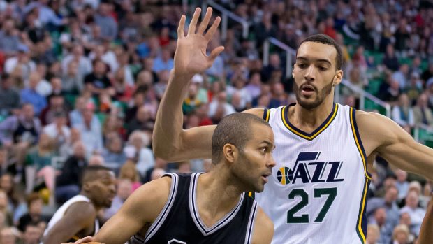 Rozehrávač Tony Parker v dresu San Antonia Spurs v souboji s Rudy Gobertem z Utahu Jazz