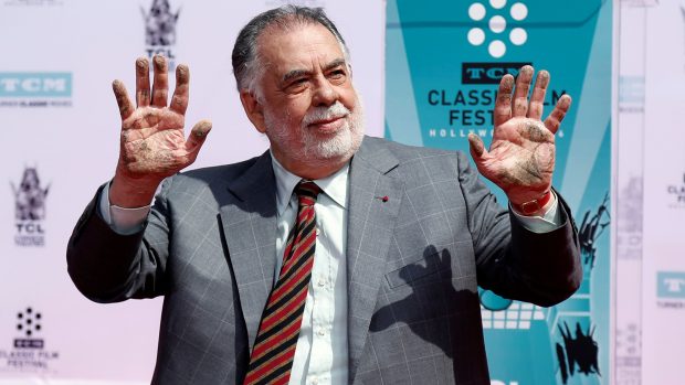 Americký režisér, scenárista a producent Francis Ford Coppola po obtisknutí rukou do cementu před TCL Chinese Theatre v Hollywoodu (foto z roku 2016)