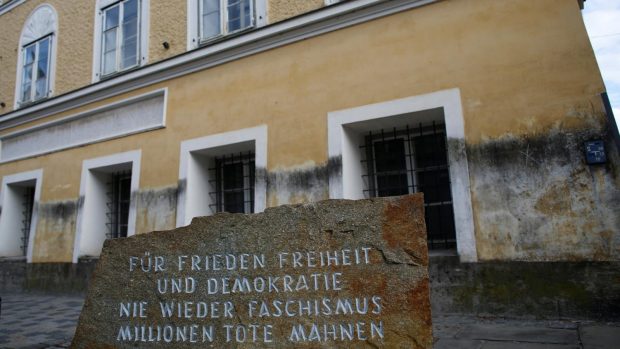 Rodný dům Adolfa Hitlera v rakouském městě Branau am Inn včetně kamene s nápisem „Míru, svobodě a demokracii, nikdy znovu fašismu, miliony mrtvých jsou varováním“