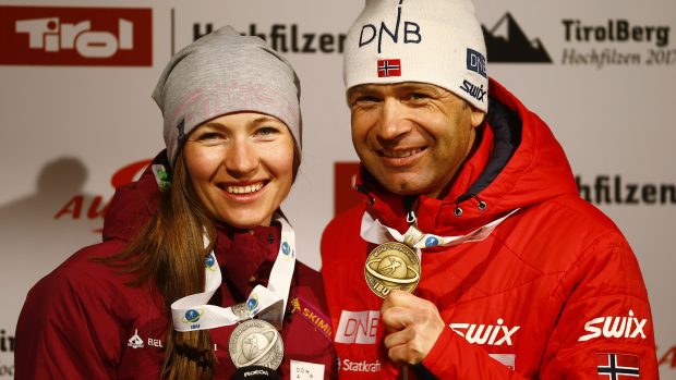 Biatlonisté Darja Domračevová a Ole Einar Björndalen s medailemi z mistrovství světa v Hochfilzen v roce 2017