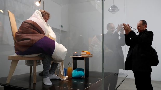 Francouzský umělec na snímku první den při vysedávání na vajíčku.