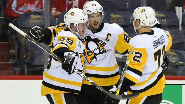 Útočník Sidney Crosby (uprostřed) vstřelil v prvním utkání série s Washingtonem dvě branky