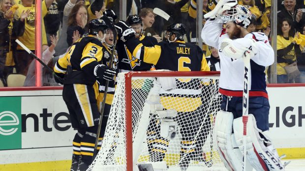 Hokejisté Pittsburghu se radují z gólu.