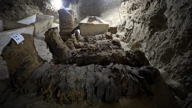 Ve středním Egyptě objevili celkem 17 mumií. Tohle je část z nich.