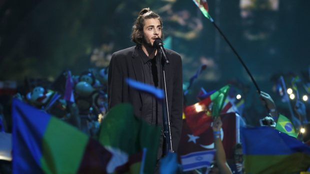 Portugalský soutěžící Salvador Sobral vystoupil s písní „Amar Pelos Dois“