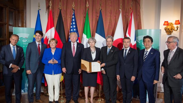 Účastníci summitu G7 v sicilské Taormině: předseda Evropské rady Donald Tusk, kanadský premiér Justin Trudeau, německá kancléřka Angela Merkelová, americký prezident Donald Trump, britská premiérka Theresa Mayová, italský premiér Paolo Gentiloni, francouzský prezident Emmanuel Macron, japonský premiér Shinzo Abe a předseda Evropské komise Jean-Claude Juncker.