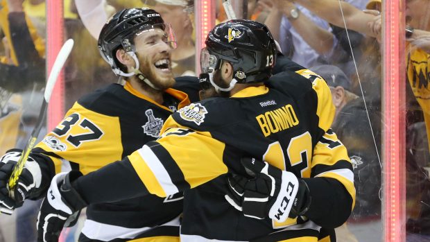 Nick Bonino a Carter Rowney slaví gól Penguins.