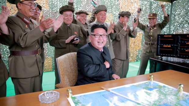 Kim Čong-un během testování balistických raket v roce 2016