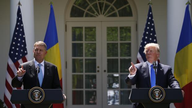 Rumunský prezident Klaus Iohannis a americký prezident Donald Trump.