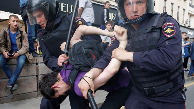 V centru Moskvy proti kritikům vlády zasáhly jednotky pořádkové policie.