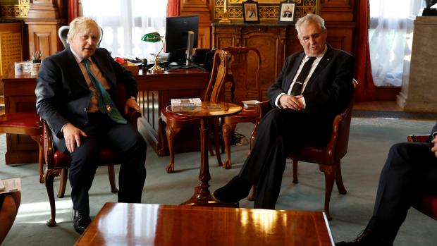 Miloš Zeman s tehdejším britským ministrem zahraničí Borisem Johnsonem.