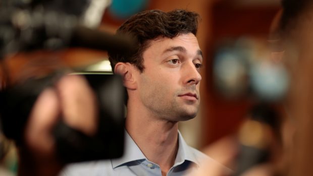 Mladý člen demokratů Jon Ossoff na fotografii z roku 2017