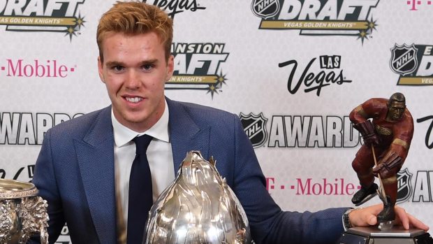 Connor McDavid pózuje s trofejemi.