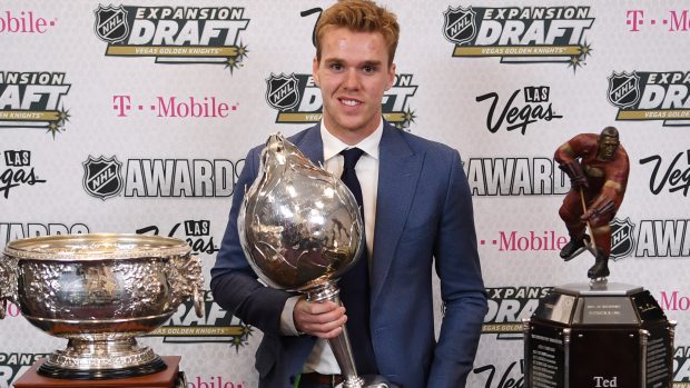 Connor McDavid se svými trofejemi