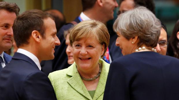 Emmanuel Macron, Angela Merkelová a Theresa Mayová na summitu EU.