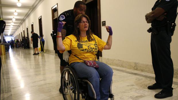 Proti návrhu na zrušení Obamacare před kanceláří republikánského lídra v senátu protestovaly desítky lidí včetně invalidů. Více než 40 z nich policie pozatýkala.