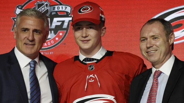 Martin Nečas po draftu NHL v dresu Caroliny Hurricanes