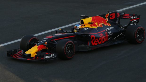 Australan Daniel Ricciardo dovezl svůj monopost do cíle v Baku jako první.