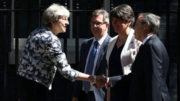 Britská premiérka, Theresa Mayová, si potřásá rukou se zástupcem severoirských unionistů (DUP)  Nigelem Doddsem.