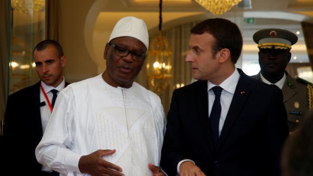 Malijský prezident Ibrahím Boubakar Keita a francouzský prezident Emmanuel Macron