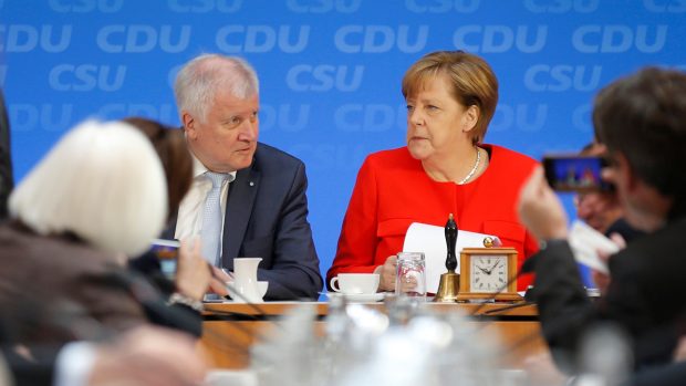 Horst Seehofer a spolková kancléřka Angela Merkelová.